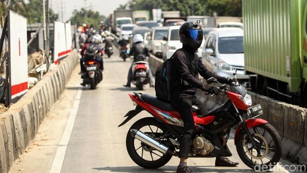 Dihadang Polisi di Jalur Busway, Pemotor Panik Lawan Arah