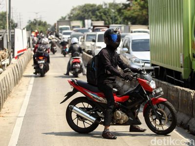 Dihadang Polisi di Jalur Busway, Pemotor Panik Lawan Arah