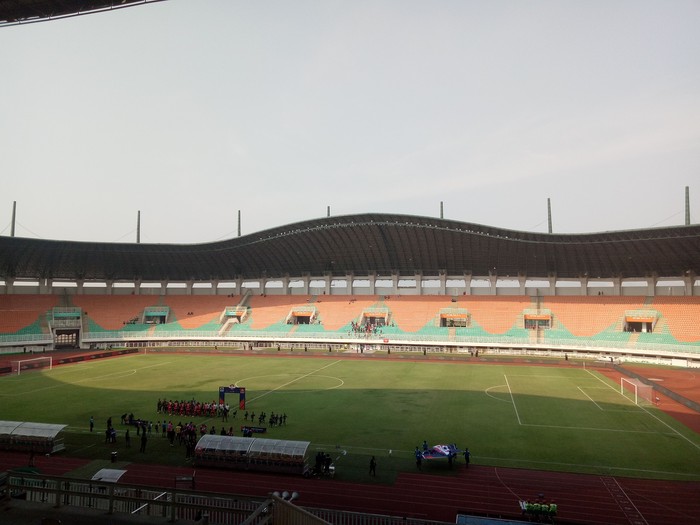 hanya sedikit suporter Persija Jakarta yang mendatangi stadion Pakansari, dalam laga melawan Tira Persikabo