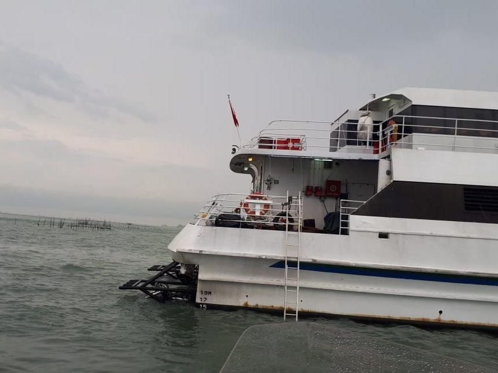 40 Penumpang Kapal Singapura yang Kandas di Bintan Dievakuasi 40 Penumpang Kapal Singapura yang Kandas di Bintan Dievakuasi