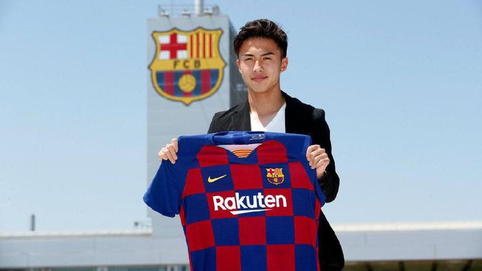 Hiroki Abe telah resmi menjadi pemain Barcelona. (Foto: @FCBarcelonaFl) Hiroki Abe telah resmi menjadi pemain Barcelona. (Foto: @FCBarcelonaFl)