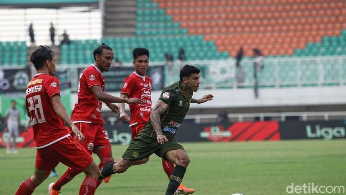 Persija Jakarta tak didukung The Jakmania di Staidon Pakansari Cibinong. (Rifkianto Nugroho/detikSport) Persija Jakarta tak didukung The Jakmania di Staidon Pakansari Cibinong. (Rifkianto Nugroho/detikSport)