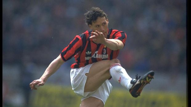 21 OCT 1990:  MARCO VAN BASTEN IN ACTION FOR AC MILAN DURING AN ITALIAN SERIE A MATCH AGAINST NAPOLI IN THE SAN PAOLO STADIUM. THE GAME ENDED IN A 1-1 DRAW.