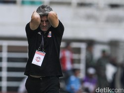 Sementara ini ekspresi kekecewaan pelatih Persija, Julio Banuelos.