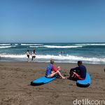 Turis Tak Takut Gempa, Asyik Surfing di Pantai Canggu