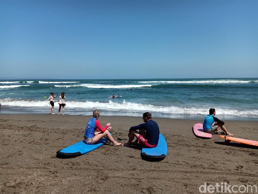 Turis Tak Takut Gempa, Asyik Surfing di Pantai Canggu Turis Tak Takut Gempa, Asyik Surfing di Pantai Canggu