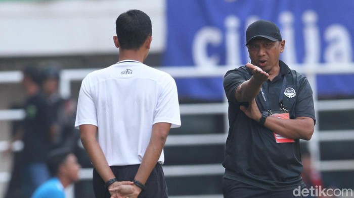 pelatih Tira Persikabo Rahmad Darmawan saat menghadapi Persija Jakarta, Selasa (16/7/2019)