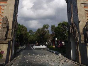 Gapura ITDC Nusa Dua Rusak Akibat Gempa Bali