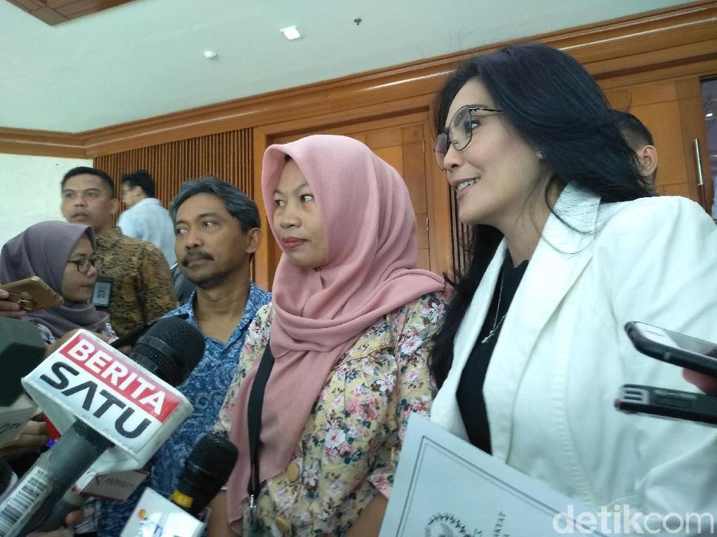 Senyum Baiq Nuril Usai Surat Amnestinya Dibacakan di Paripurna DPR Senyum Baiq Nuril Usai Surat Amnestinya Dibacakan di Paripurna DPR