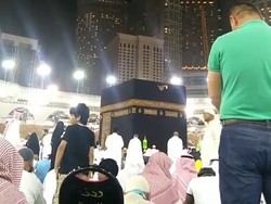 Jemaah Masjidil Haram Salat Khusuf Saat Gerhana Bulan di Langit Mekkah