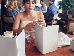 Bubble Tea Paling Tak Sehat dan Pose Kulineran Dena Rachman