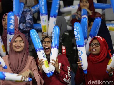 Sorak-sorai Penonton Meriahkan Indonesia Open di Istora
