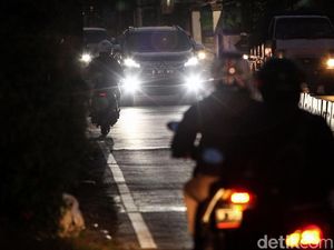 Edan! Pemotor Lawan Arus di Jalur TransJ