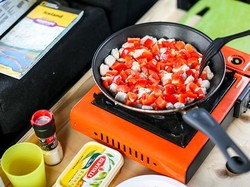 Nekat Masak di Jalan Tol, Pasangan Asal China Ini Didenda Polisi