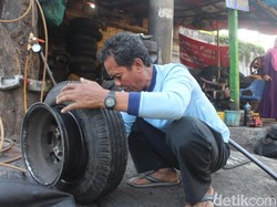 Cerita Tukang Tambal Ban Naik Haji Setelah 15 Tahun Nabung di Bawah Kasur