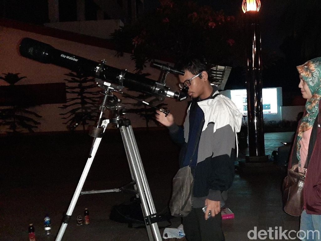 Saksikan Gerhana Bulan, Warga Datangi Planetarium Jakarta