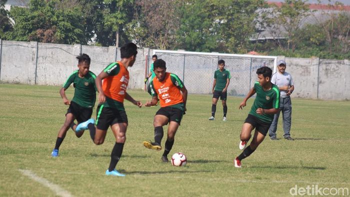 Timnas Indonesia U-19 berlatih di bawah arahan Fakhri Husaini di Stadion Jenggolo, Sidoarjo. (Foto: Suparno/detikcom) Timnas Indonesia U-19 berlatih di bawah arahan Fakhri Husaini di Stadion Jenggolo, Sidoarjo. (Foto: Suparno/detikcom)