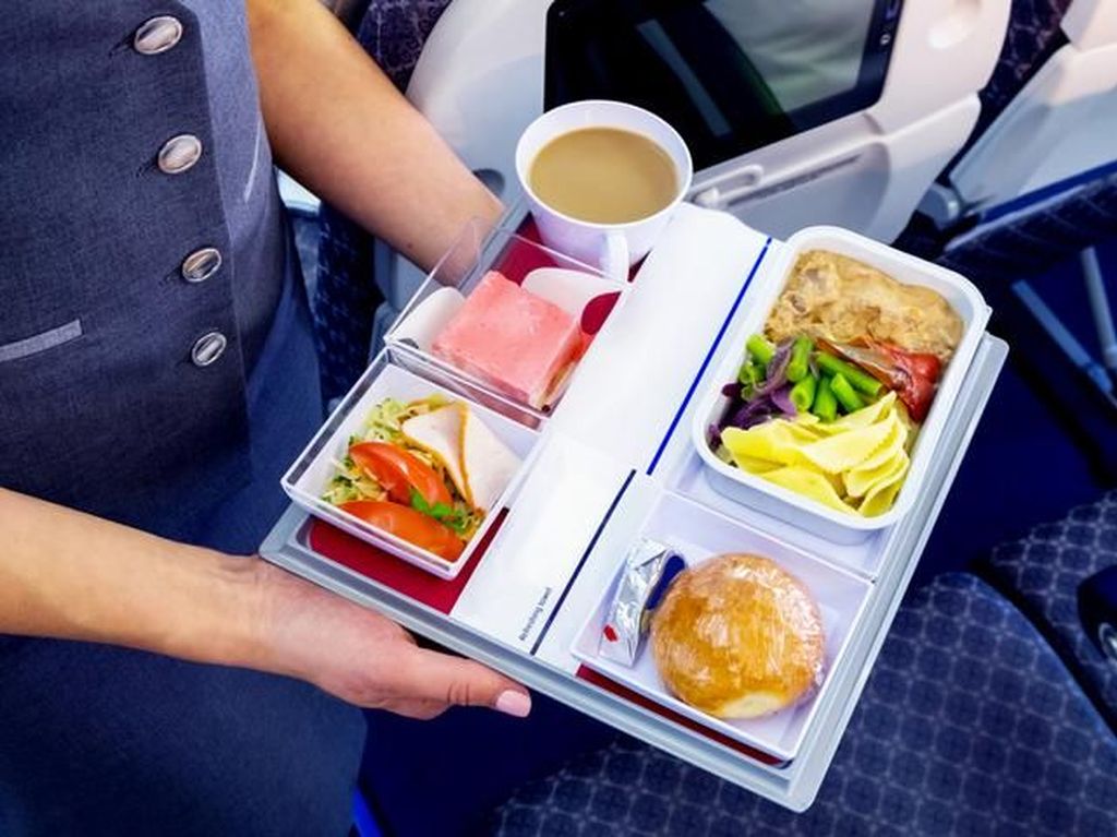 Penjelasan Ilmiah Kenapa Rasa Makanan Terasa Beda Saat Disantap di Pesawat