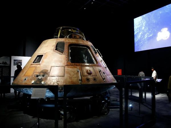 Pesawat Hingga Sarung Tangan Jadi Saksi Pendaratan di Bulan