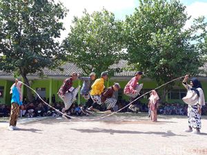 Akhiri MPLS, Siswa SMK di Bantul Mainkan Permainan Jadul