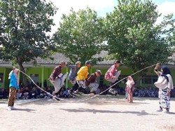 Akhiri MPLS, Siswa SMK di Bantul Mainkan Permainan Jadul