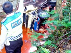 Truk Muatan Bubuk Cabai Terjun ke Jurang, Air Sungai Berubah Jadi Merah