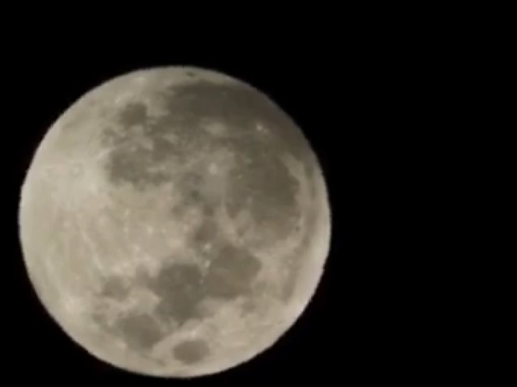Gerhana Bulan di Langit Indonesia Masuki Fase Penumbra Gerhana Bulan di Langit Indonesia Masuki Fase Penumbra