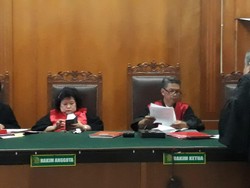 Duh, Hakim di Pengadilan Surabaya Terfoto Main HP Saat Sidang