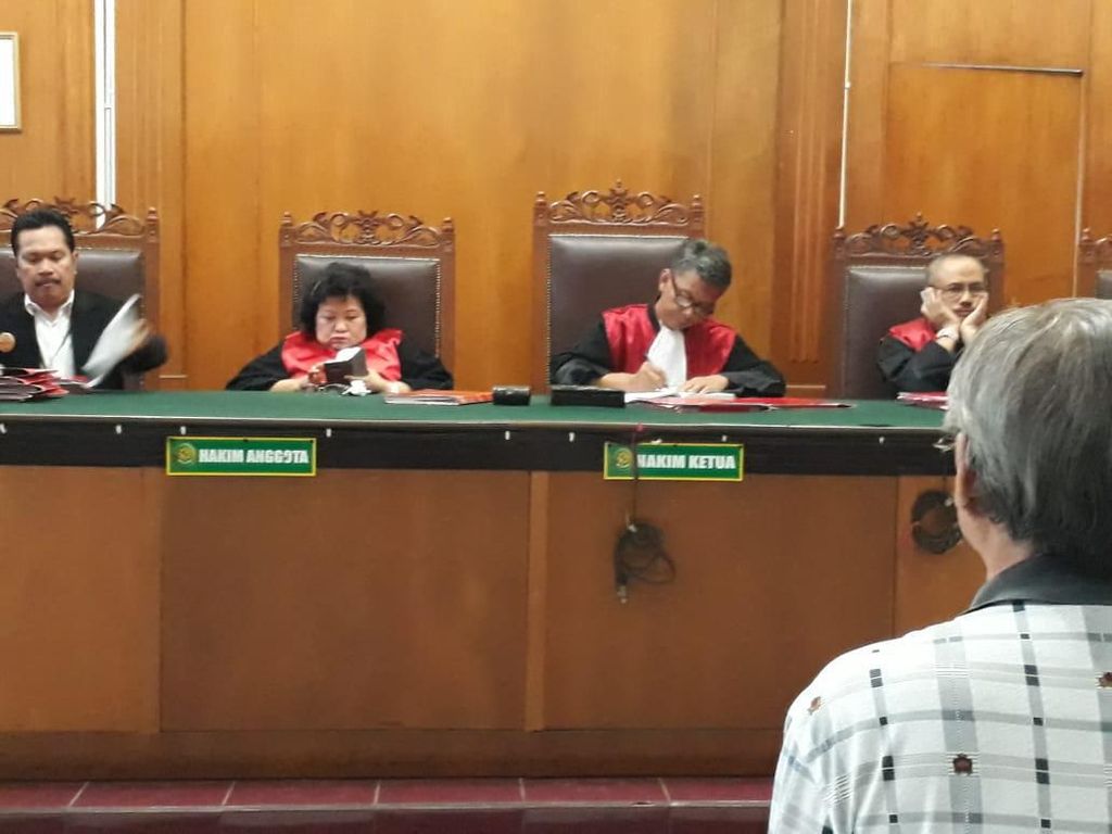 Polisi Tahan Pengacara Tomy Winata yang Pukul Hakim PN Jakpus Polisi Tahan Pengacara Tomy Winata yang Pukul Hakim PN Jakpus