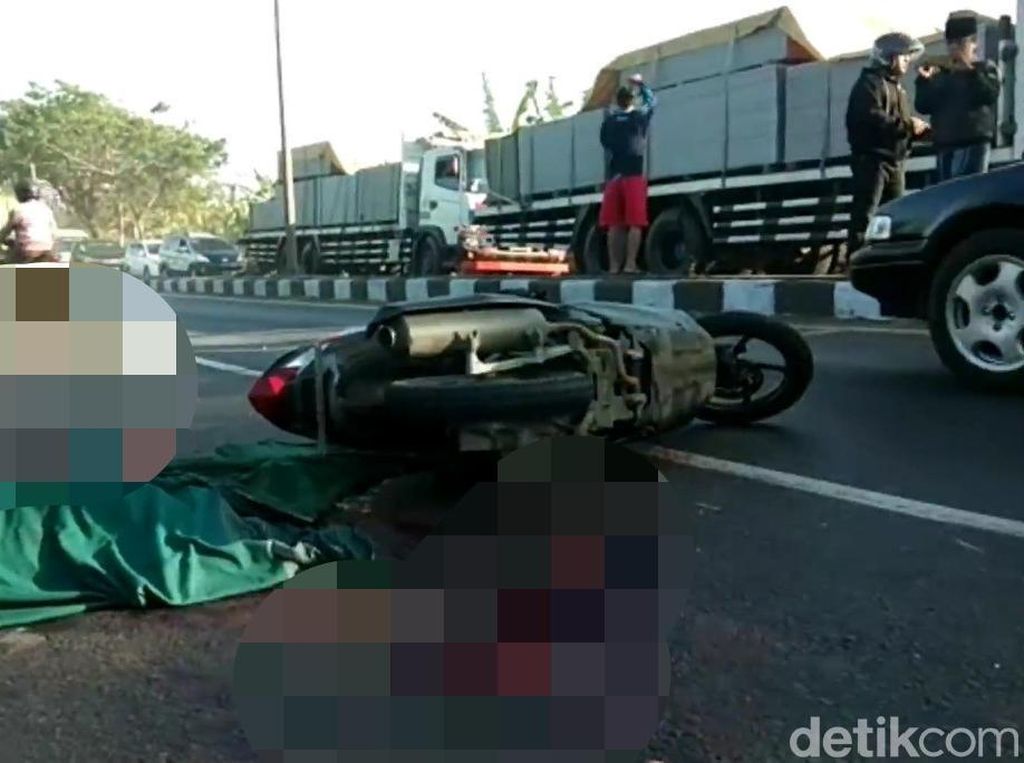 4 Motor Ngebut Saling Salip Lalu Senggolan, 1 Biker Tewas Terlindas Truk 4 Motor Ngebut Saling Salip Lalu Senggolan, 1 Biker Tewas Terlindas Truk