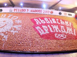 Ada Mozaik Ribuan Donat hingga Kotak Donat Terbesar Pecahkan Rekor Dunia