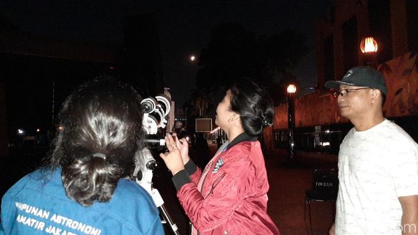 Menikmati Gerhana Bulan dengan Teleskop di Planetarium Jakarta