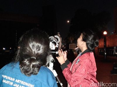 Menikmati Gerhana Bulan dengan Teleskop di Planetarium Jakarta