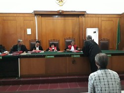 Terjepretnya Hakim Main HP di Ruang Sidang yang Katanya untuk Usir Kantuk