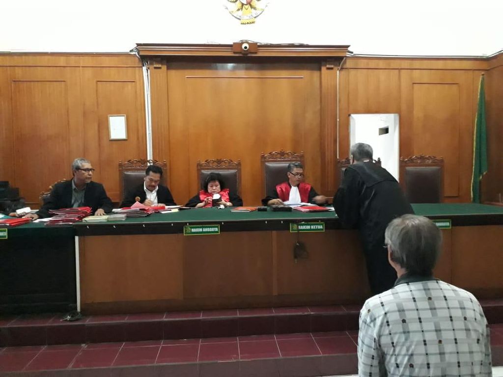 Terjepretnya Hakim Main HP di Ruang Sidang yang Katanya untuk Usir Kantuk Terjepretnya Hakim Main HP di Ruang Sidang yang Katanya untuk Usir Kantuk
