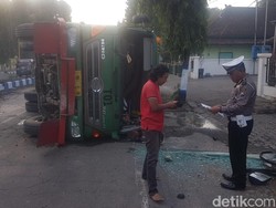 Tabrak Median Jalan, Truk Muat Gas Cair Terguling di Madiun