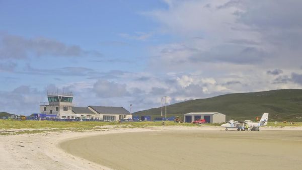 Bandara Terkecil, Landasan Pacu Sering Hilang dan Jadwal Terbang Cuma Siang