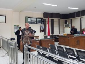 Tak Didampingi Pengacara, Sidang Korupsi Eks Bupati Sragen Ditunda