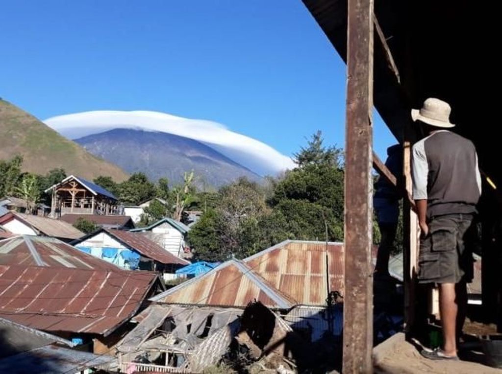 Cantik! Fenomena Topi Awan Gunung Rinjani Cantik! Fenomena Topi Awan Gunung Rinjani