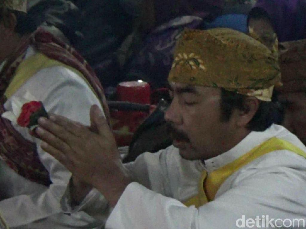 6 Orang Ikuti Seleksi Dukun Pandita di Puncak Upacara Kasada 6 Orang Ikuti Seleksi Dukun Pandita di Puncak Upacara Kasada
