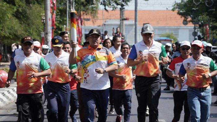 Sambil Lari, Wali Kota Semarang Bawa Obor Asean School Games 2019