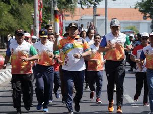 Sambil Lari, Wali Kota Semarang Bawa Obor Asean School Games 2019