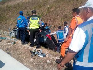 Sebuah Sedan Pecah Ban di Tol Madiun, 1 Orang Tewas dan 3 Luka
