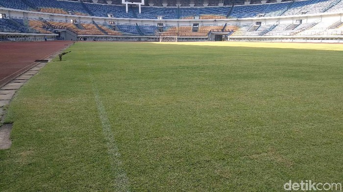 Wali Kota dan Wakil Wali Kota Bandung tinjau kerusakan di Stadion GBLA.