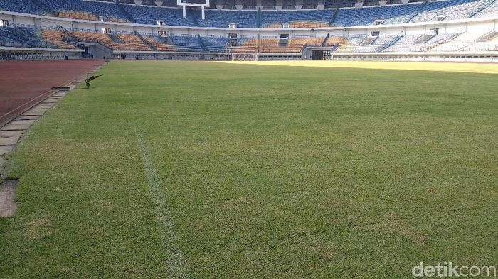 Wali Kota dan Wakil Wali Kota Bandung tinjau kerusakan di Stadion GBLA. Wali Kota dan Wakil Wali Kota Bandung tinjau kerusakan di Stadion GBLA.