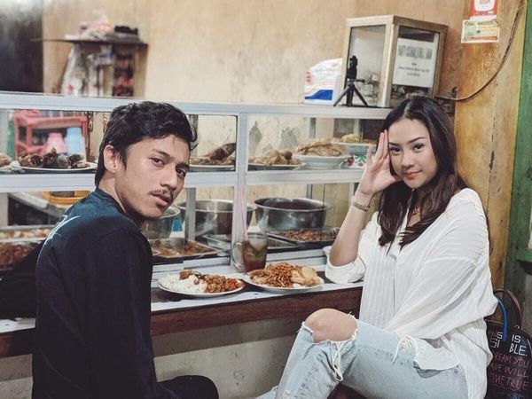 Yuk! Intip Anya Geraldine Saat Ngopi hingga Makan di Warteg
