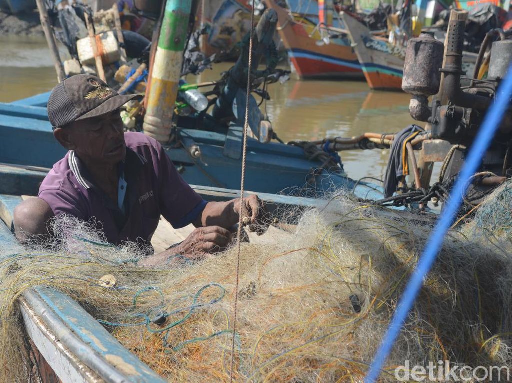 Cuaca Buruk, Nelayan Cirebon Pilih Perbaiki Jaring dan Tak Melaut Cuaca Buruk, Nelayan Cirebon Pilih Perbaiki Jaring dan Tak Melaut