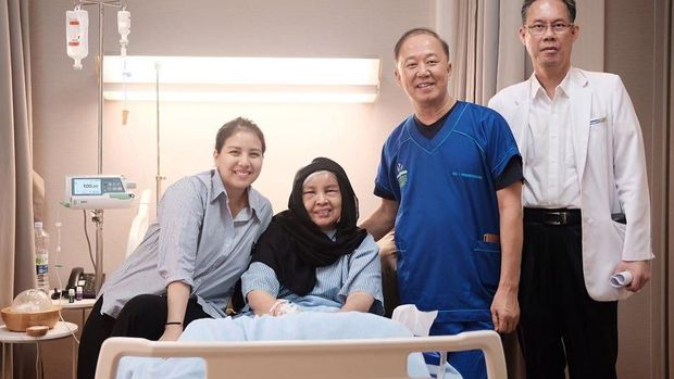 Kebahagiaan Tya Ariestya Ibunda Sudah Sembuh dari Tumor Otak