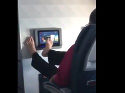 Viral! Penumpang Geser Monitor Layar Sentuh di Pesawat Pakai Kaki