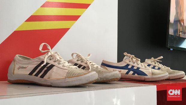 Replika sepatu yang digunakan Susy Susanti di Olimpiade Barcelona.